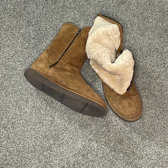 Gently used Ugg boots - Picture 1 of 4